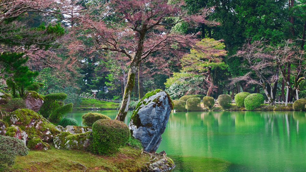 Experience remarkable Japanese sights like this view of the Kenroku-en garden when you take a tailor-made holiday with Alfred&.
