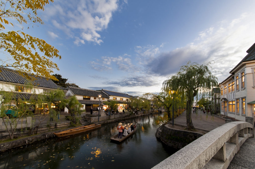 Experience attractive Japanese sights like this view of Kurashiki’s willow-fringed waterways when you take a tailor-made holiday with Alfred&.