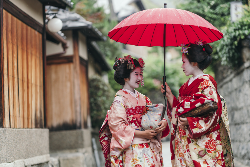 Meet friendly Japanese locals like these geishas in Kyoto when you take a tailor-made holiday with Alfred&.