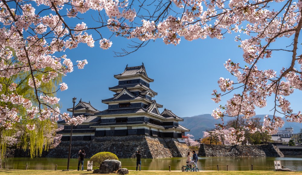 Experience extraordinary Japanese sights like this view of the historic Matsumoto Castle when you take a tailor-made holiday with Alfred&.