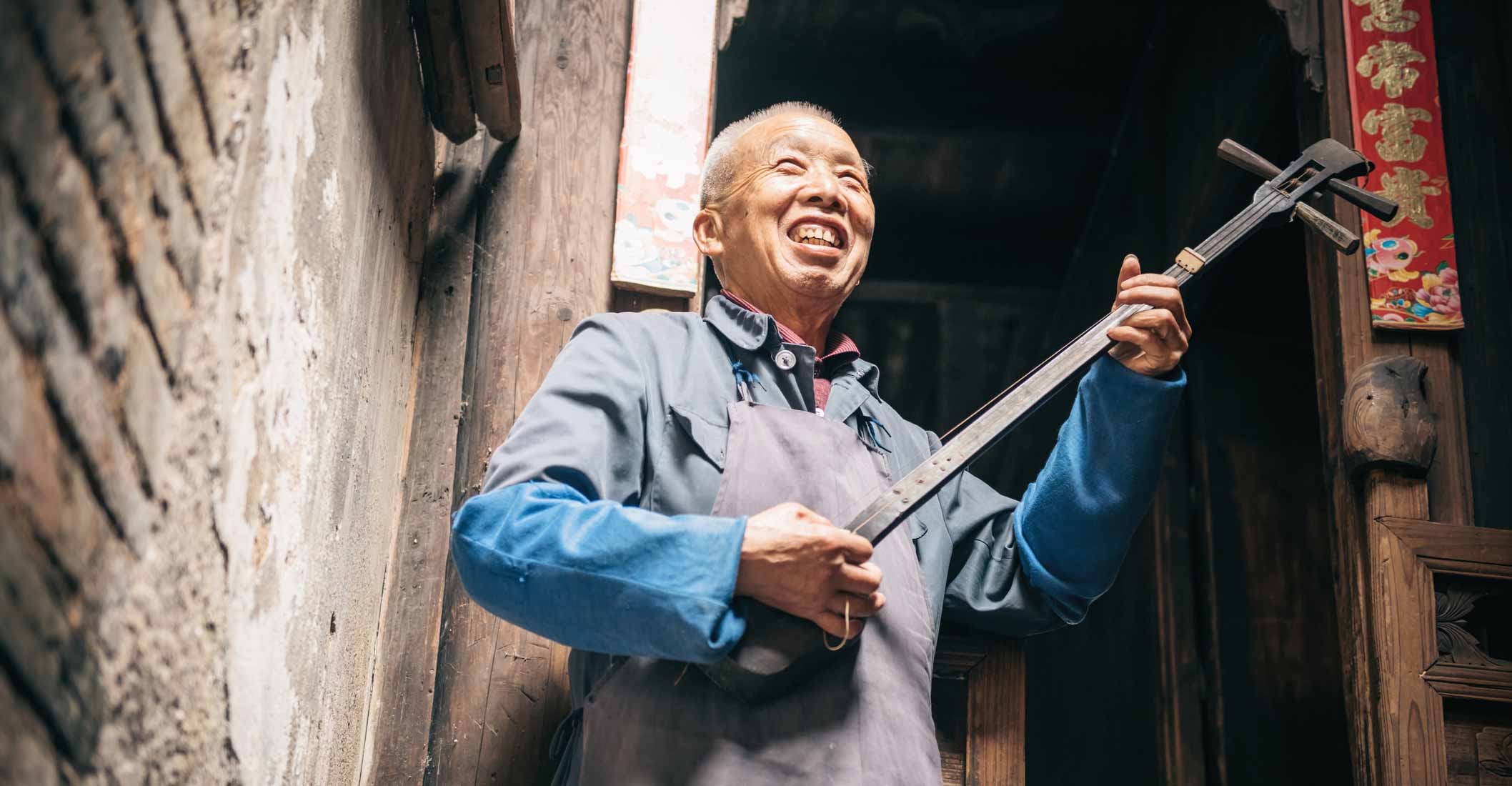 Meet friendly locals like this Chinese shamisen player when you take a tailor-made holiday with Alfred&