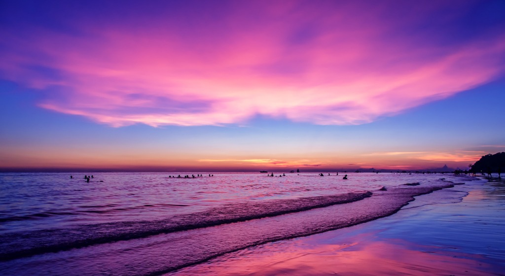 Experience remarkable Philippine sights like this purple sunset over a beach in Boracay when you take a tailor-made holiday with Alfred&.