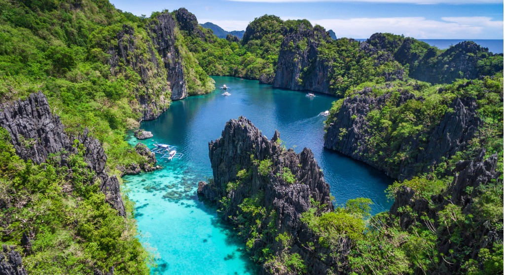 Experience remarkable Philippine landscape like these limestone cliffs and azure water in El Nido when you take a tailor-made holiday with Alfred&.