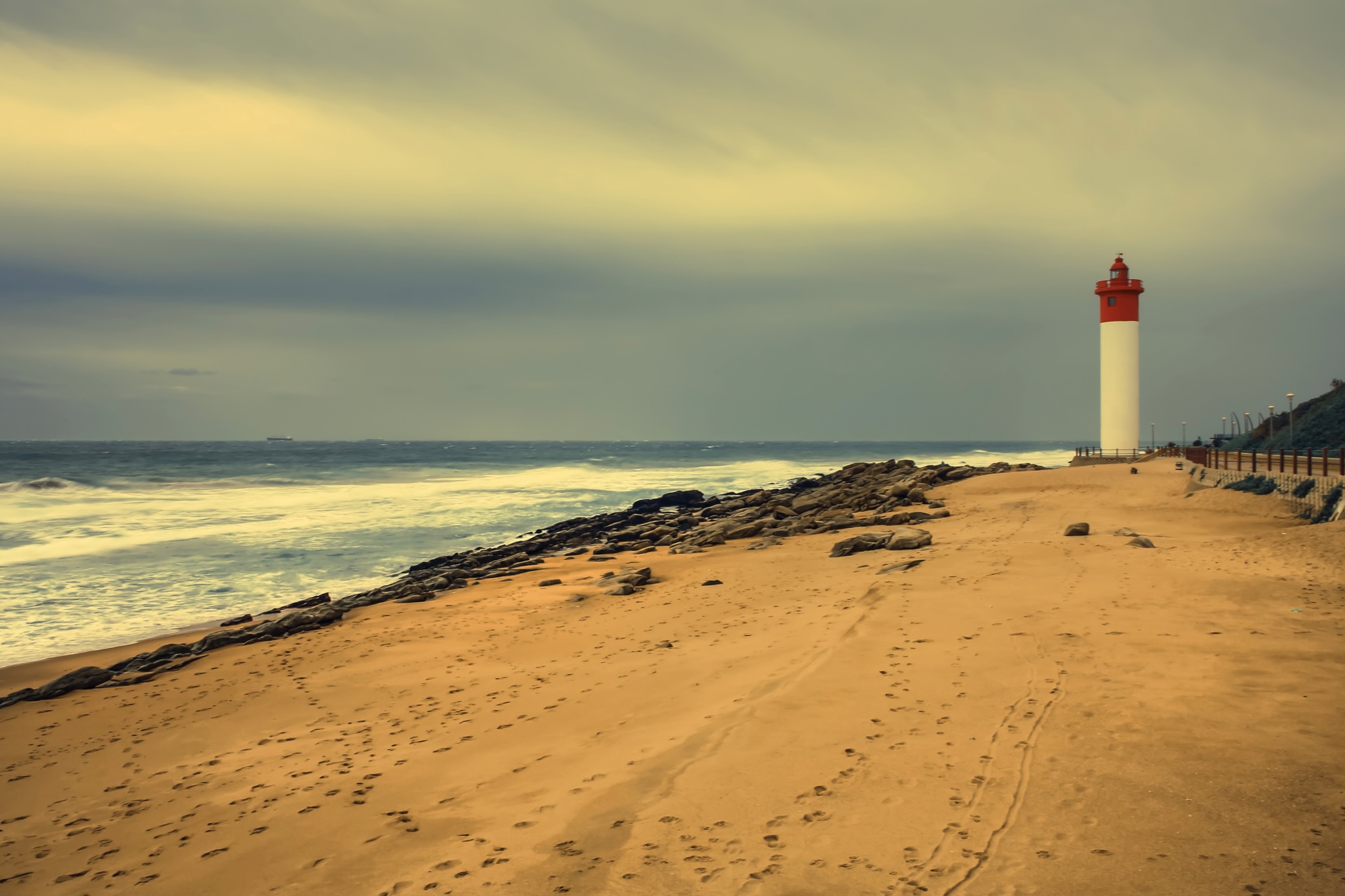 Experience South Africa’s beautiful landscape like this sandy shoreline in Umhlanga Rocks when you take a tailor-made holiday with Alfred&.