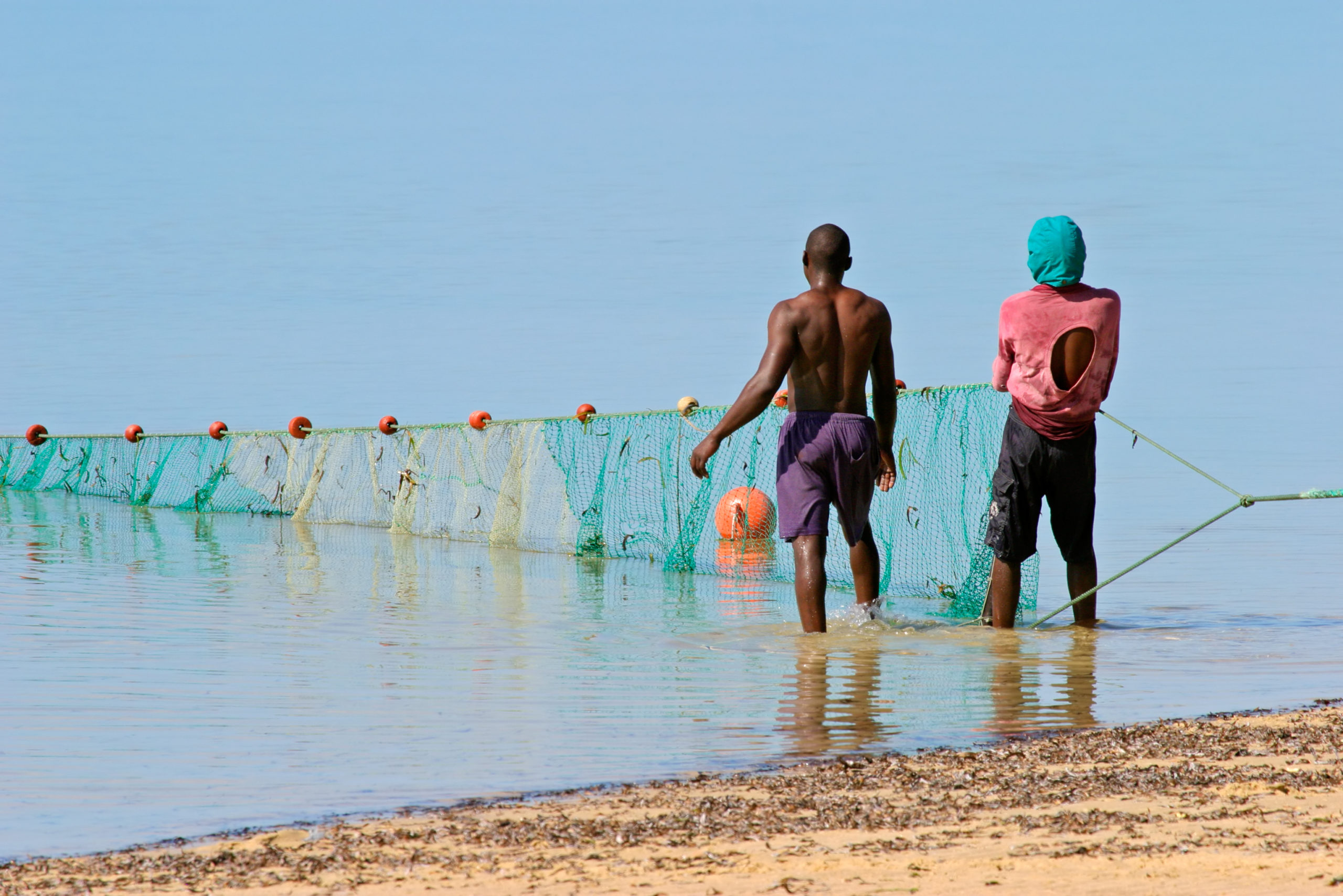 Meet Mozambique locals like these fishermen when you take a tailor-made holiday with Alfred&.