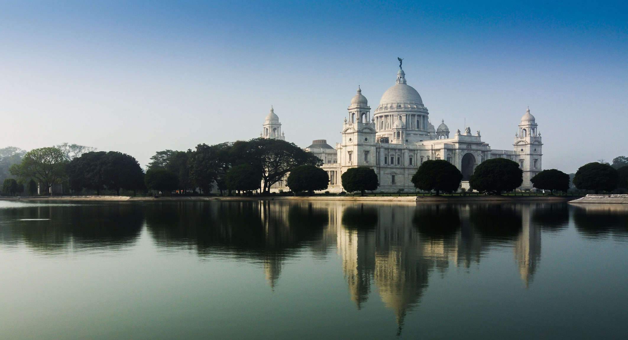 Witness impressive historical architecture like the Victoria Memorial in Kolkata, India when you take a tailor-made holiday with Alfred&.