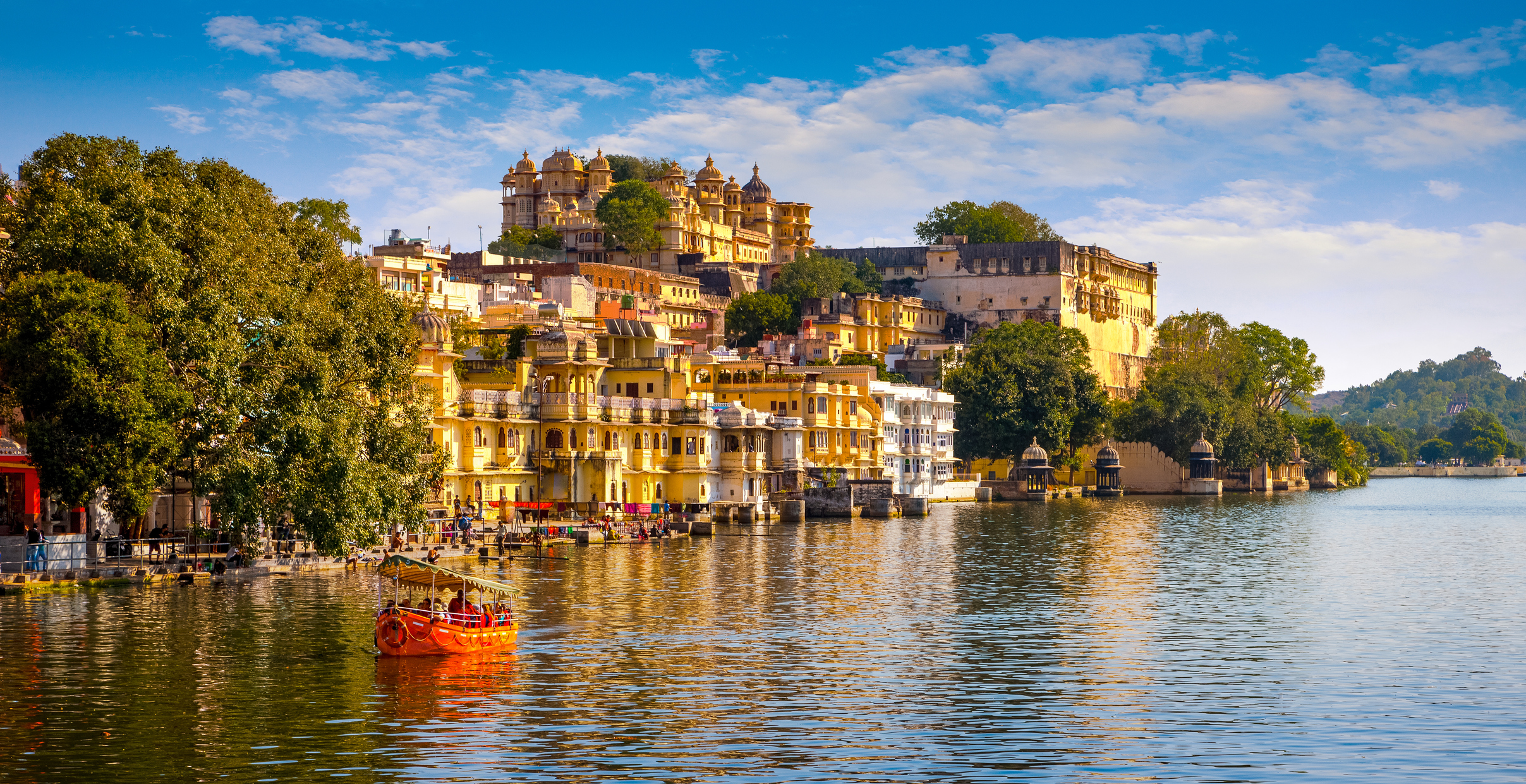 Experience extraordinary Indian sights like this view of City Palace on Lake Pichola in Udaipur when you take a tailor-made holiday with Alfred&.