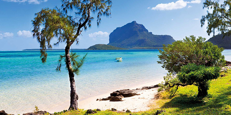 Beach with view of Le Morne Brabant