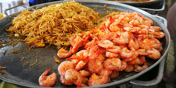 Fried meehons and fried prawns at the street market
